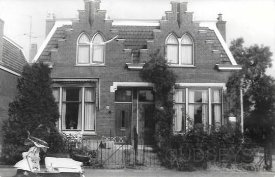 Bloemenbuurt0005, Tulpstraat 16-18.jpg - Woonhuis van Dirk van Dolder en Jeanne van Dolder-van Hunnik, Tulpstraat 16. Tulpstraat 14-16 Zijn gebouwd in 1908 door bouwkundige K.G. Pijper te Zeist. De beide panden behoren tot de eerste kleine woningen van het in 1905 aangelegde Bloemenkwartier. Opname van 1950?